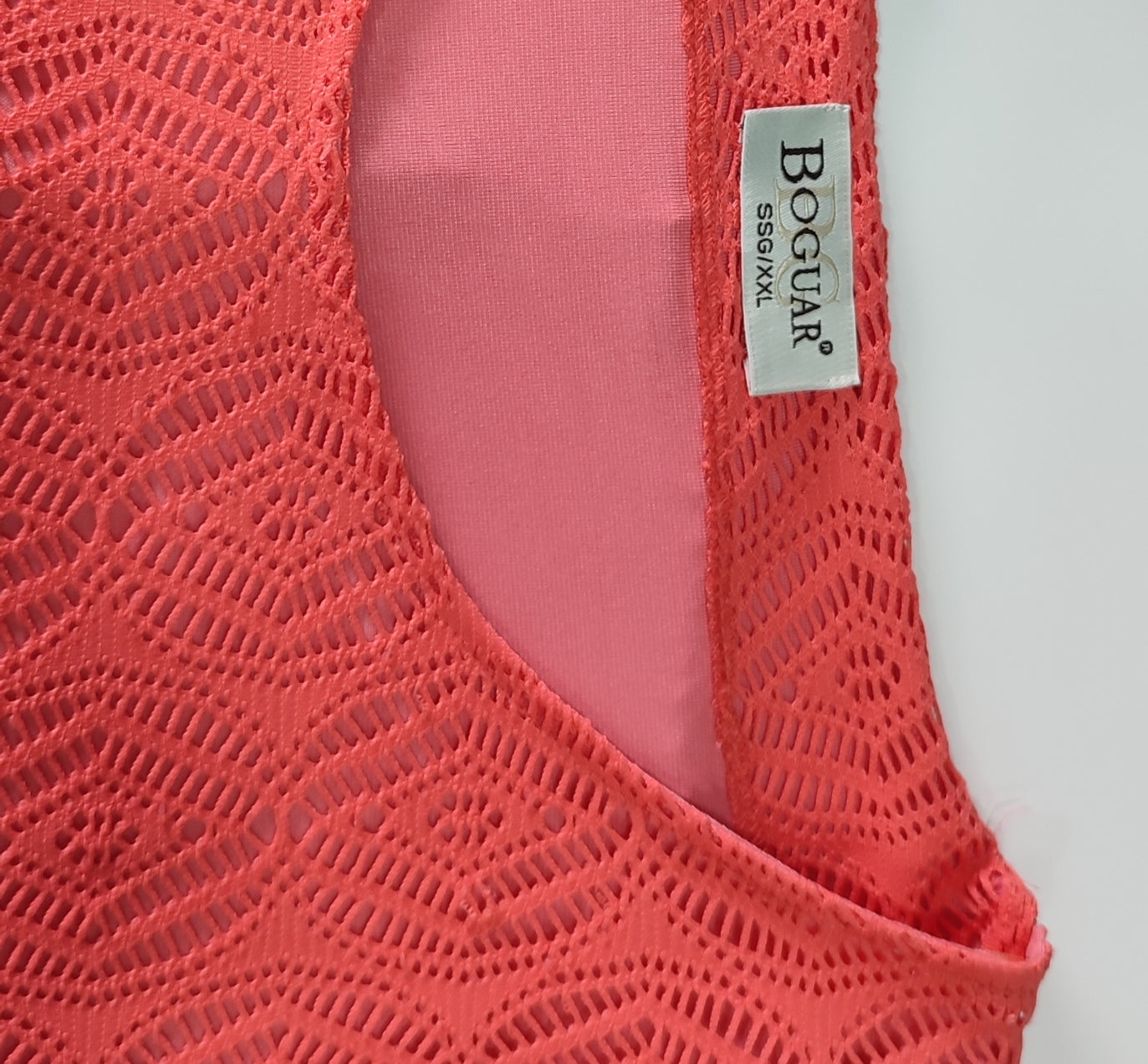 VESTIDO CON CORTE RECTO.